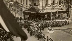 Arrivo del Re Vittorio Emanuele III al palco di fronte al Monmento