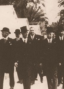 Domenico Aicardi (1° da destra) e Mario Calvino (2° da destra) in visita alla prima Biennale del Fiore 1932