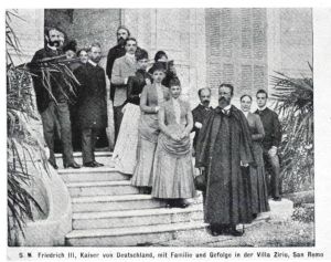 Il Kaiser con la famiglia ed i suoi dignitari sulla scalinata d'ingresso della Villa