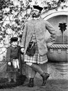 Federico col figlio con abiti scozzesi